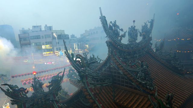 les-fideles-brulent-de-l-encens-et-des-offrandes-lors-d-une-ceremonie-taoiste-au-temple-matzu-a-taichung-dans-le-centre-de-taiwan-le-9-avril-2016_5593951.jpg