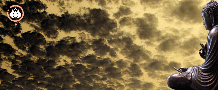 Bouddha regardant passer les nuages de la vie