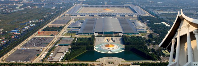 Le gigantesque temple Dhammakaya situé dans la banlieue de Bangkok