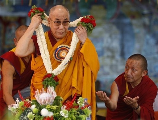 le-dalai-lama-pendant-ceremonie-organisee-occasion-78e-anniversaire-bylakuppe-inde_0_730_390.jpg