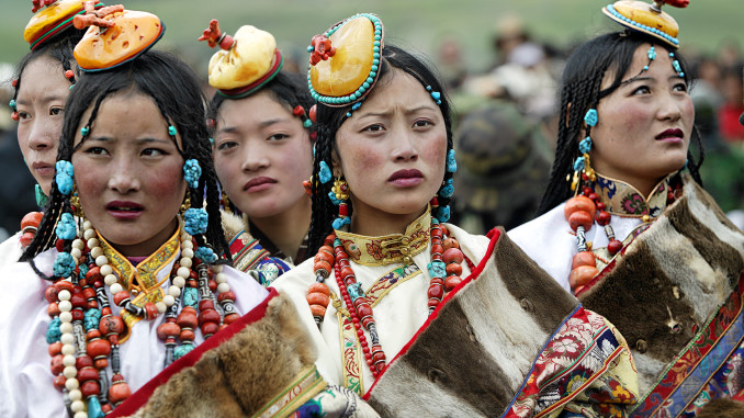 femmes-portant-leurs-parures-tibet_mathieu-ricard-1-678x381.jpg