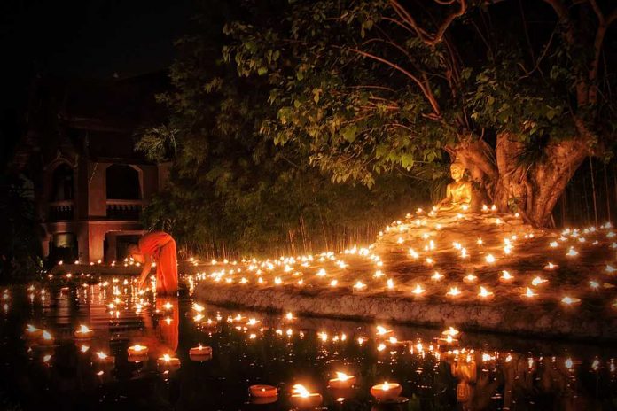 visakha-bucha-candles-696x464.jpg